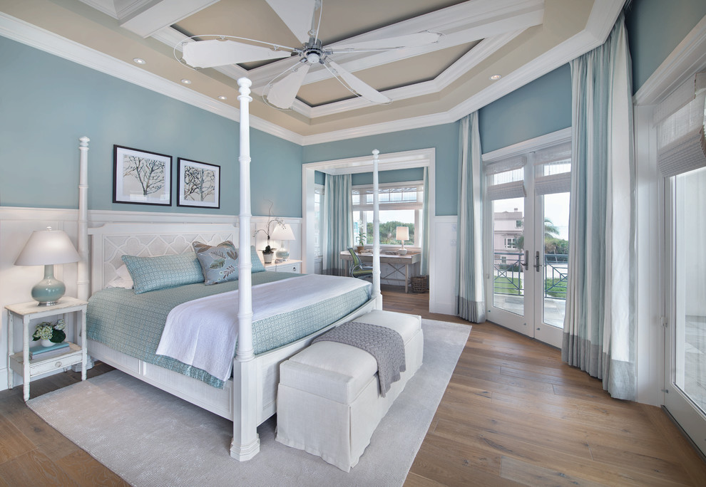 Стильный дизайн: спальня в морском стиле с синими стенами и паркетным полом среднего тона - последний тренд