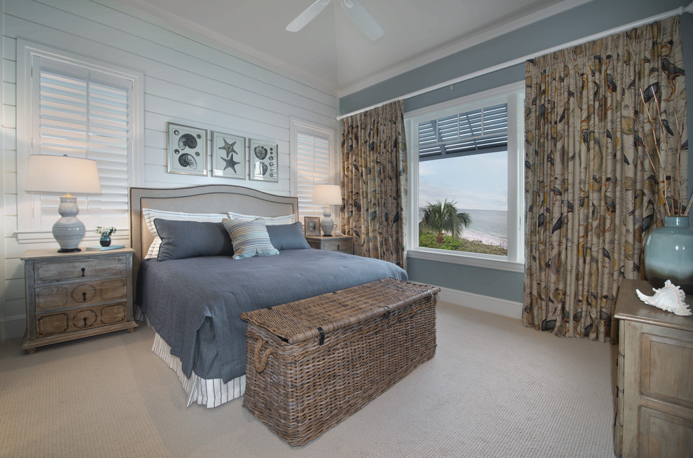 Стильный дизайн: спальня в морском стиле с синими стенами и ковровым покрытием - последний тренд