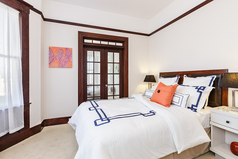 Cette photo montre une petite chambre avec moquette craftsman avec un mur blanc.
