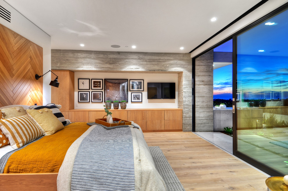 Großes Modernes Hauptschlafzimmer mit bunten Wänden und braunem Holzboden in Orange County