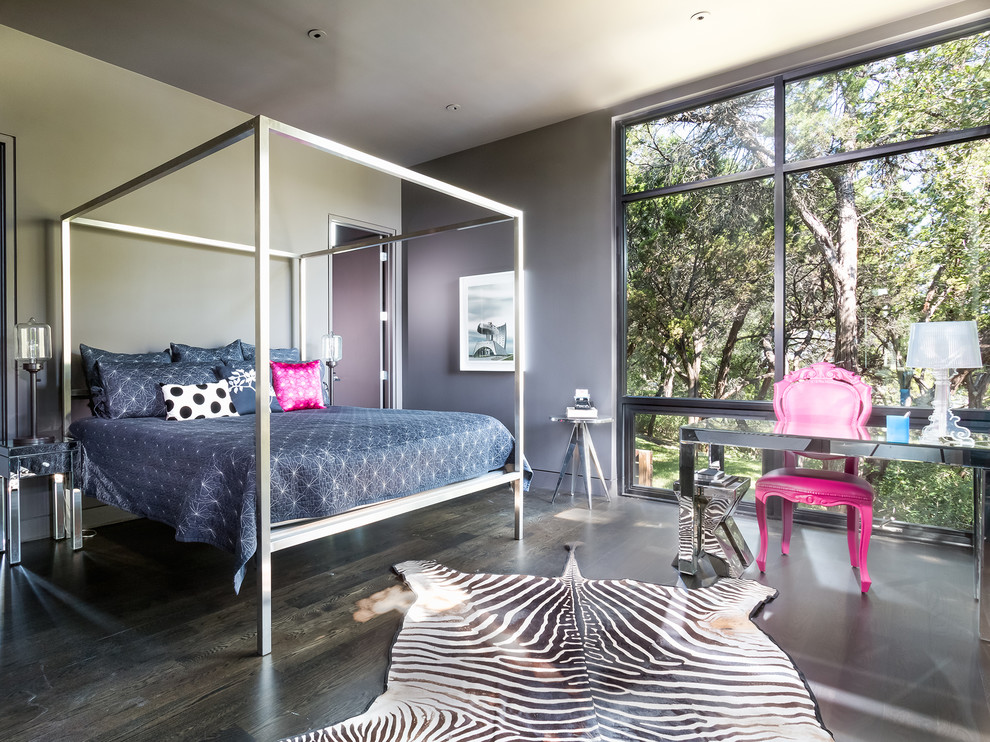Modernes Schlafzimmer mit dunklem Holzboden und braunem Boden in Austin