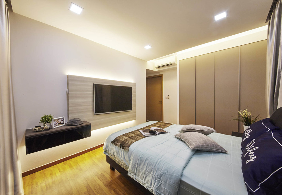 Ejemplo de dormitorio principal actual pequeño con paredes blancas y suelo de contrachapado