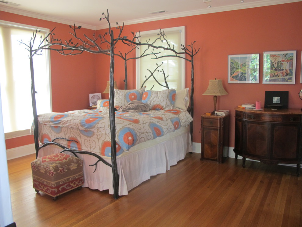 Пример оригинального дизайна: хозяйская спальня среднего размера в викторианском стиле с розовыми стенами, паркетным полом среднего тона и коричневым полом без камина