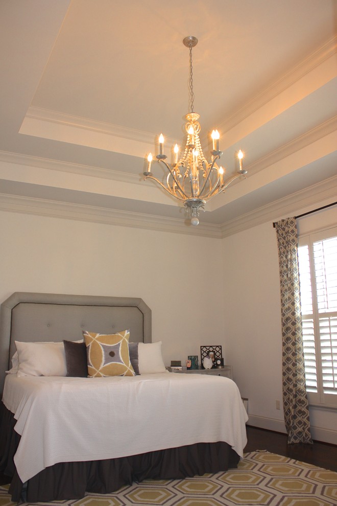 Foto de dormitorio principal actual grande sin chimenea con paredes grises y suelo de madera en tonos medios