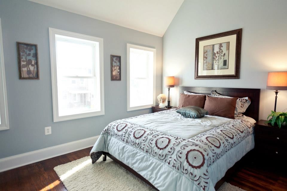 Inspiration for a mid-sized timeless master medium tone wood floor bedroom remodel in DC Metro with blue walls