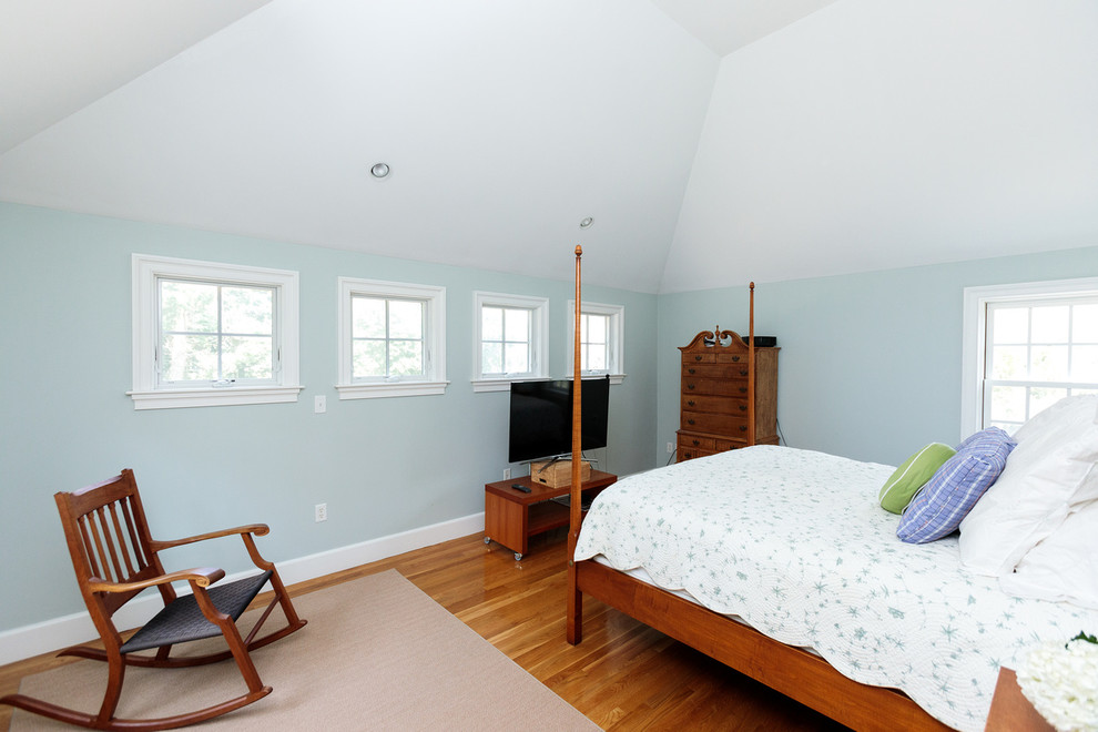 Mittelgroßes Klassisches Gästezimmer mit blauer Wandfarbe, braunem Holzboden und beigem Boden in Boston