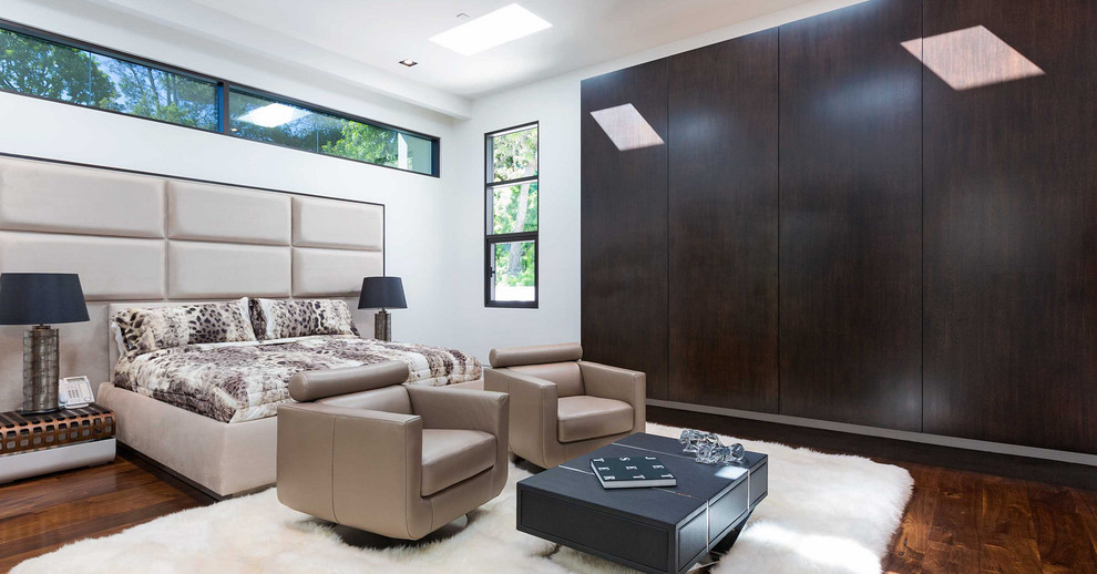 Großes Modernes Gästezimmer ohne Kamin mit weißer Wandfarbe und dunklem Holzboden in Los Angeles