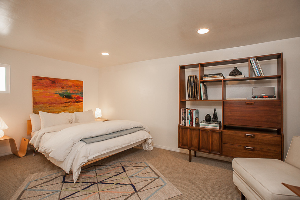 Retro Hauptschlafzimmer mit weißer Wandfarbe und Teppichboden in Orange County
