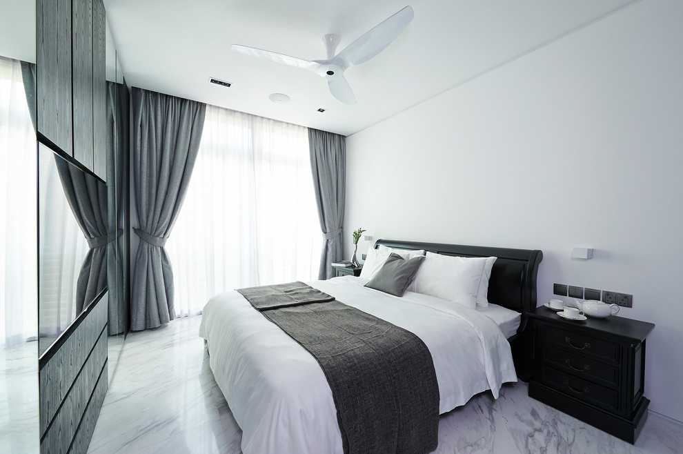 Diseño de dormitorio principal actual de tamaño medio con paredes blancas, suelo de mármol y suelo blanco
