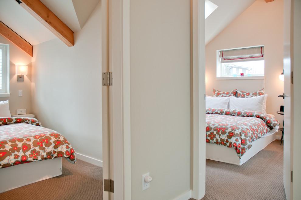 Esempio di una camera da letto contemporanea con pareti beige e moquette