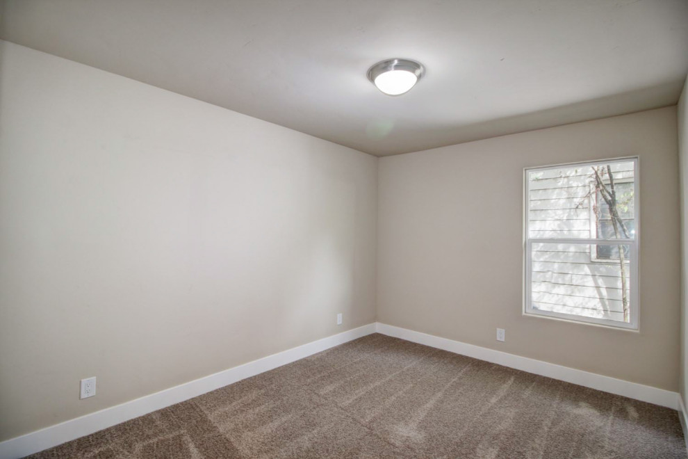 Foto de habitación de invitados minimalista de tamaño medio con paredes beige, moqueta y suelo marrón
