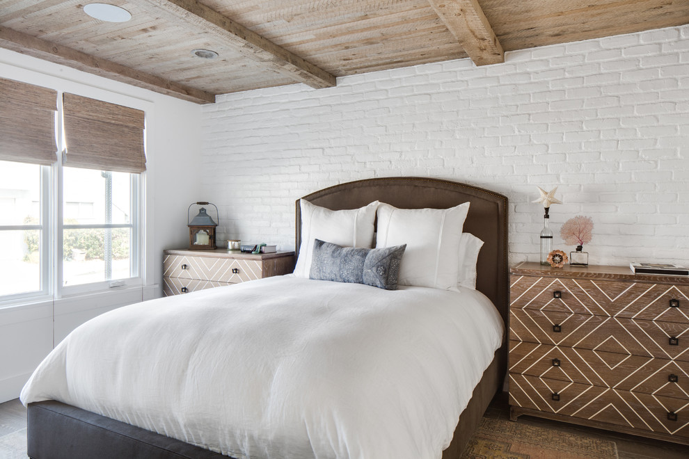 Esempio di una camera da letto costiera con pareti bianche