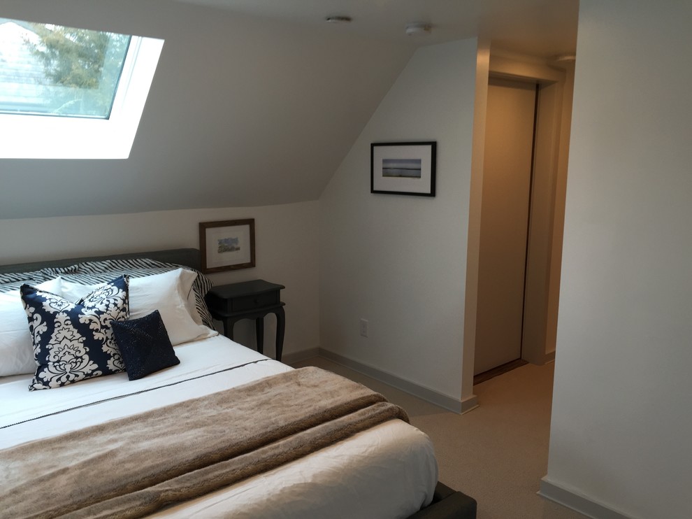 Imagen de dormitorio principal minimalista pequeño sin chimenea con paredes blancas y moqueta