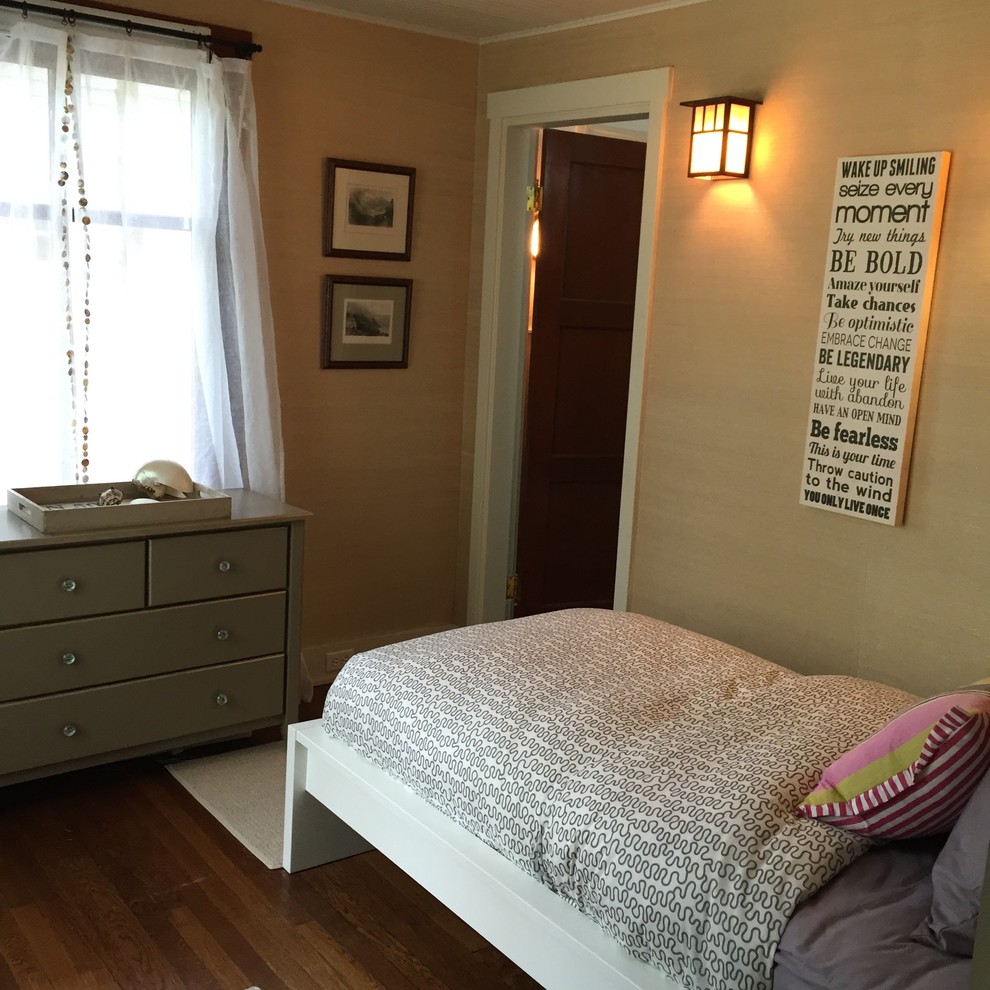 Cette image montre une petite chambre d'amis traditionnelle avec un mur beige, parquet foncé et aucune cheminée.