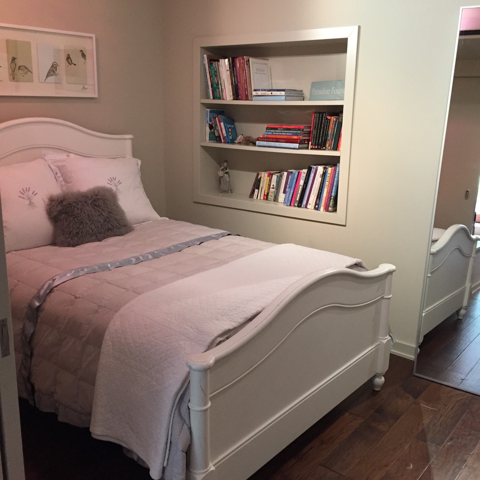 Imagen de habitación de invitados clásica renovada pequeña sin chimenea con paredes grises y suelo de madera oscura