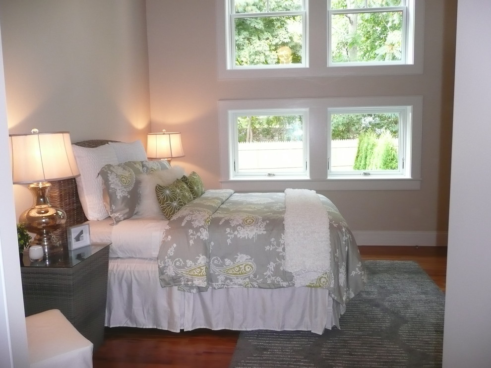 Idée de décoration pour une petite chambre parentale design avec un mur gris et parquet clair.