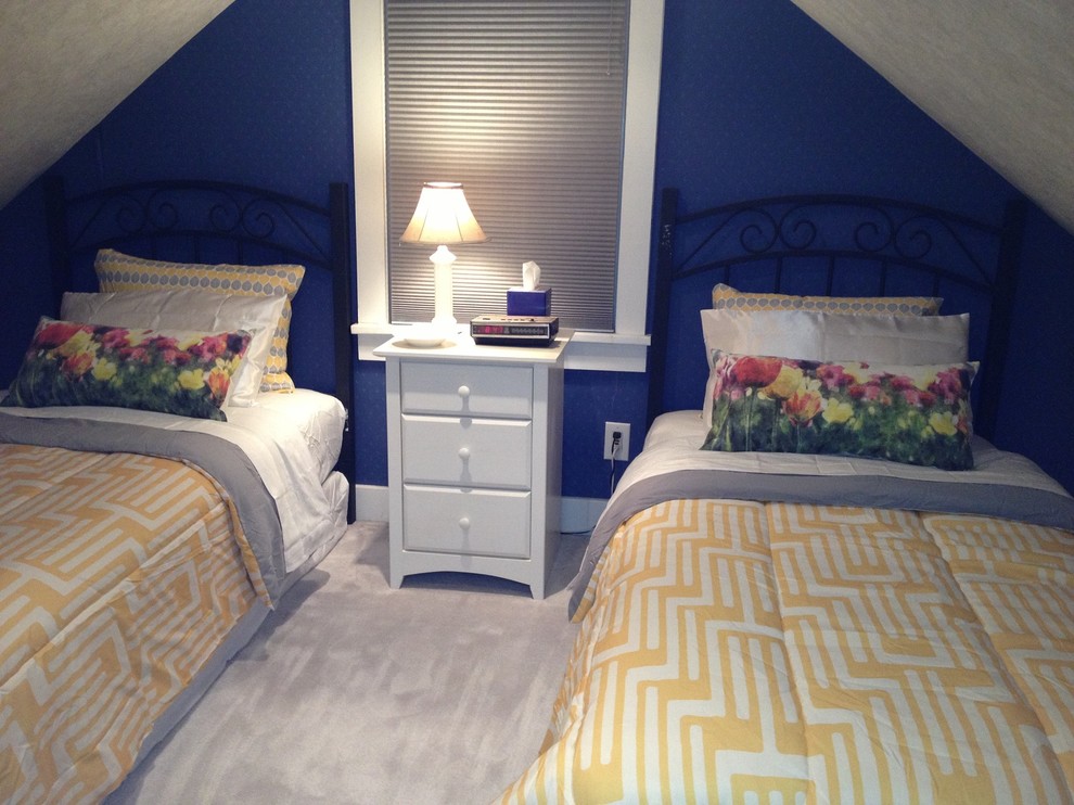 Ejemplo de habitación de invitados de estilo americano pequeña sin chimenea con paredes azules y moqueta