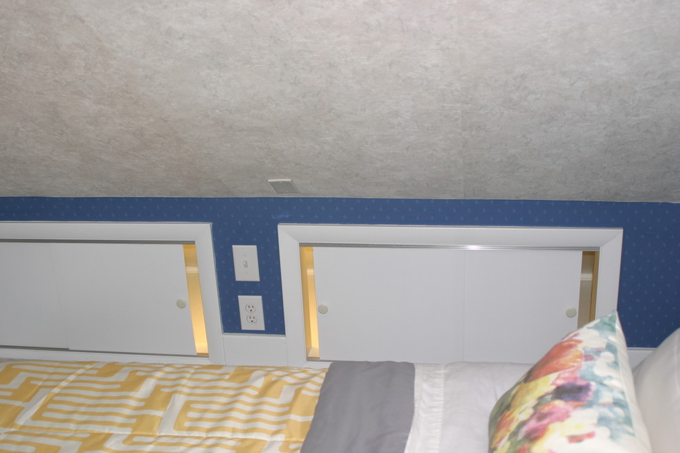 Пример оригинального дизайна: маленькая гостевая спальня (комната для гостей) в стиле фьюжн с синими стенами и ковровым покрытием для на участке и в саду