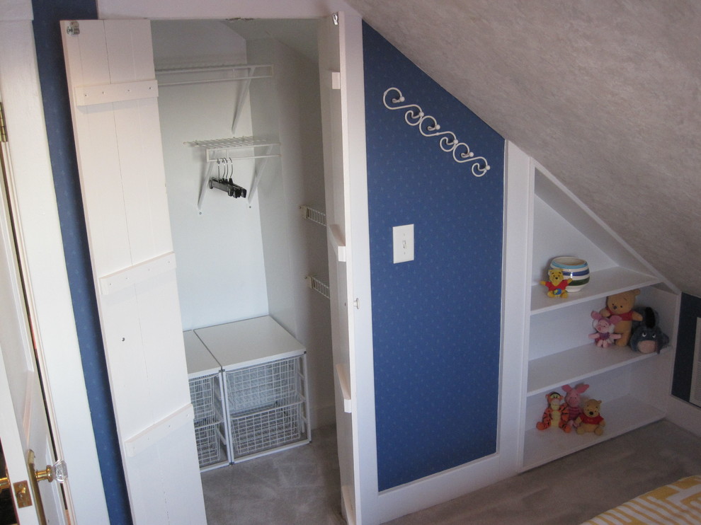 Idée de décoration pour une petite chambre tradition avec un mur bleu et aucune cheminée.