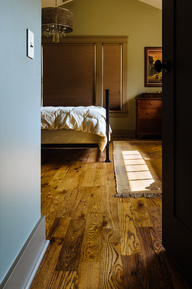 Imagen de habitación de invitados de estilo americano de tamaño medio con paredes marrones, suelo de madera en tonos medios y suelo marrón