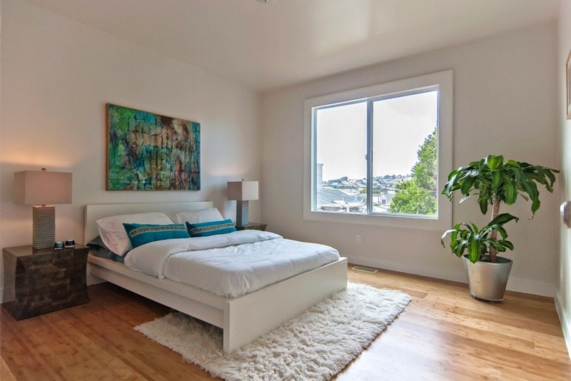 Источник вдохновения для домашнего уюта: гостевая спальня среднего размера, (комната для гостей) в современном стиле с серыми стенами и полом из бамбука