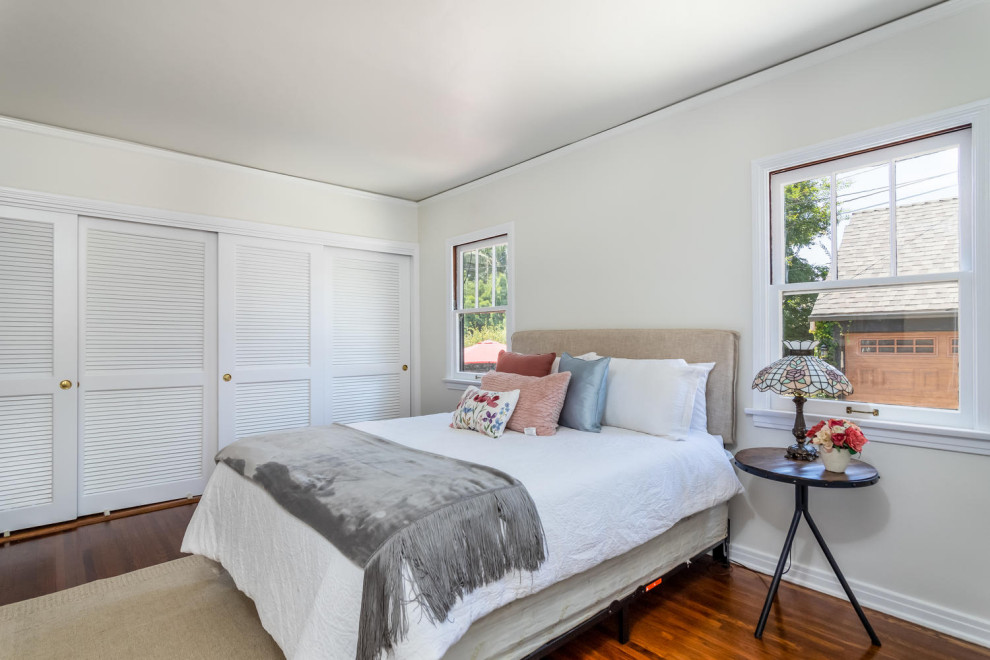 Schlafzimmer mit weißer Wandfarbe, braunem Holzboden und braunem Boden in Los Angeles