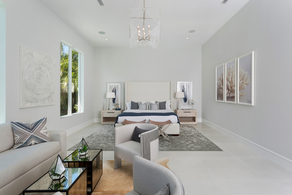 Стильный дизайн: большая хозяйская спальня в современном стиле с серыми стенами, серым полом и полом из керамогранита без камина - последний тренд
