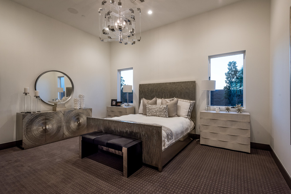 Пример оригинального дизайна: большая гостевая спальня (комната для гостей) в современном стиле с белыми стенами, ковровым покрытием и коричневым полом без камина