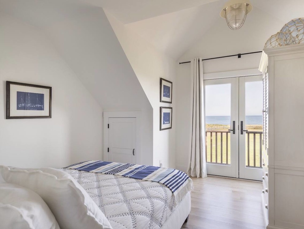 Источник вдохновения для домашнего уюта: хозяйская спальня среднего размера в морском стиле с белыми стенами и светлым паркетным полом без камина