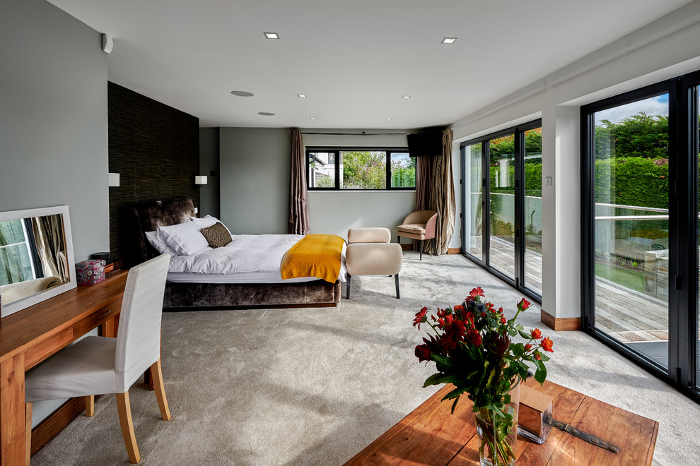 Modernes Schlafzimmer mit grauer Wandfarbe, Teppichboden und beigem Boden in Surrey