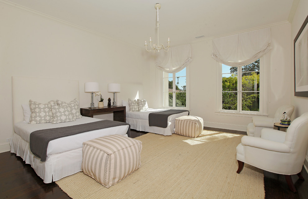 Klassisches Gästezimmer ohne Kamin mit weißer Wandfarbe und dunklem Holzboden in Los Angeles