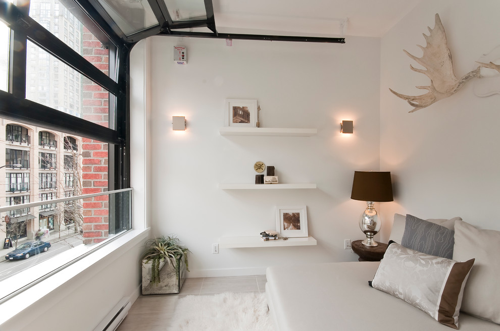 Modelo de dormitorio contemporáneo con paredes blancas