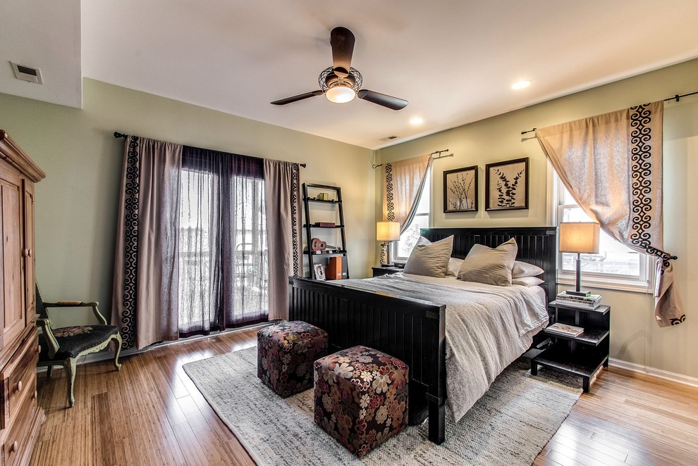 Modernes Schlafzimmer mit beiger Wandfarbe und braunem Holzboden in Chicago