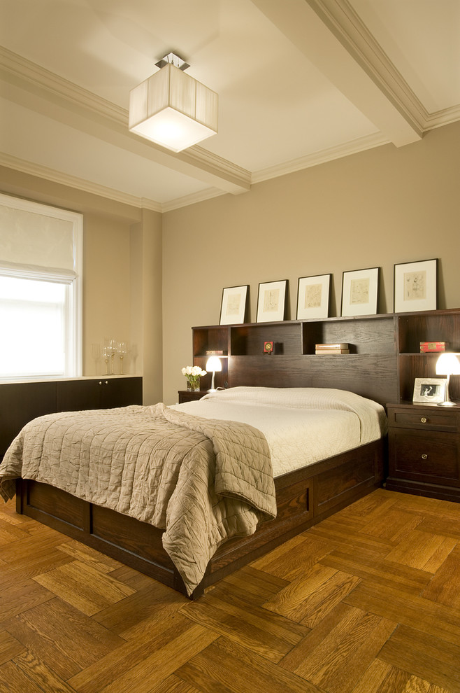 Идея дизайна: большая хозяйская спальня в современном стиле с бежевыми стенами, паркетным полом среднего тона и коричневым полом без камина