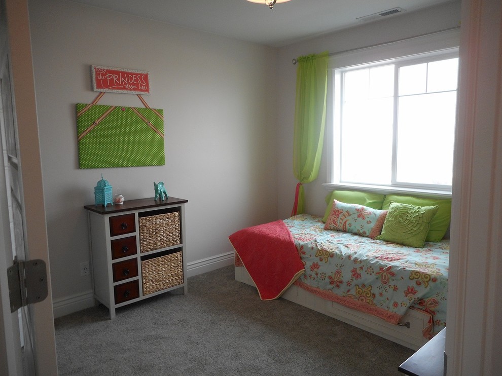 Ejemplo de habitación de invitados minimalista de tamaño medio con paredes grises y moqueta