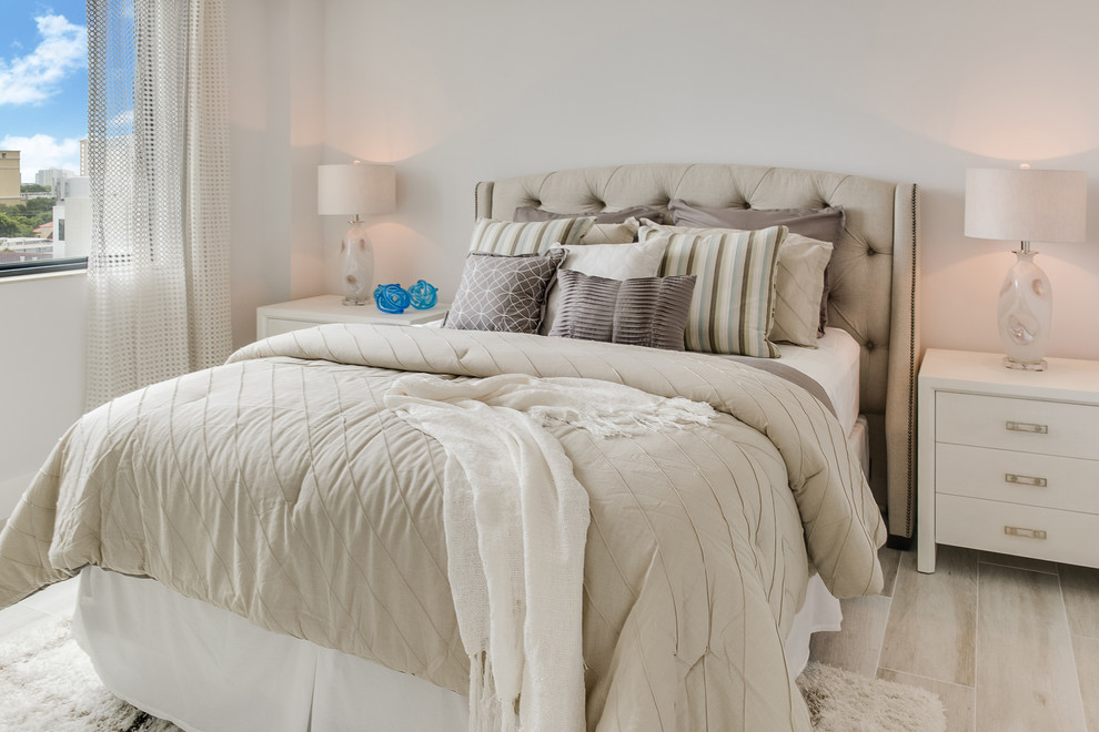 Klassisches Schlafzimmer mit weißer Wandfarbe, Laminat und beigem Boden in Miami