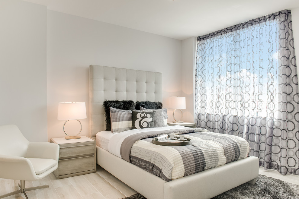 Idéer för att renovera ett vintage sovrum, med grå väggar, laminatgolv och beiget golv