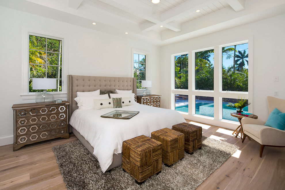 Maritimes Hauptschlafzimmer mit hellem Holzboden und weißer Wandfarbe in Miami