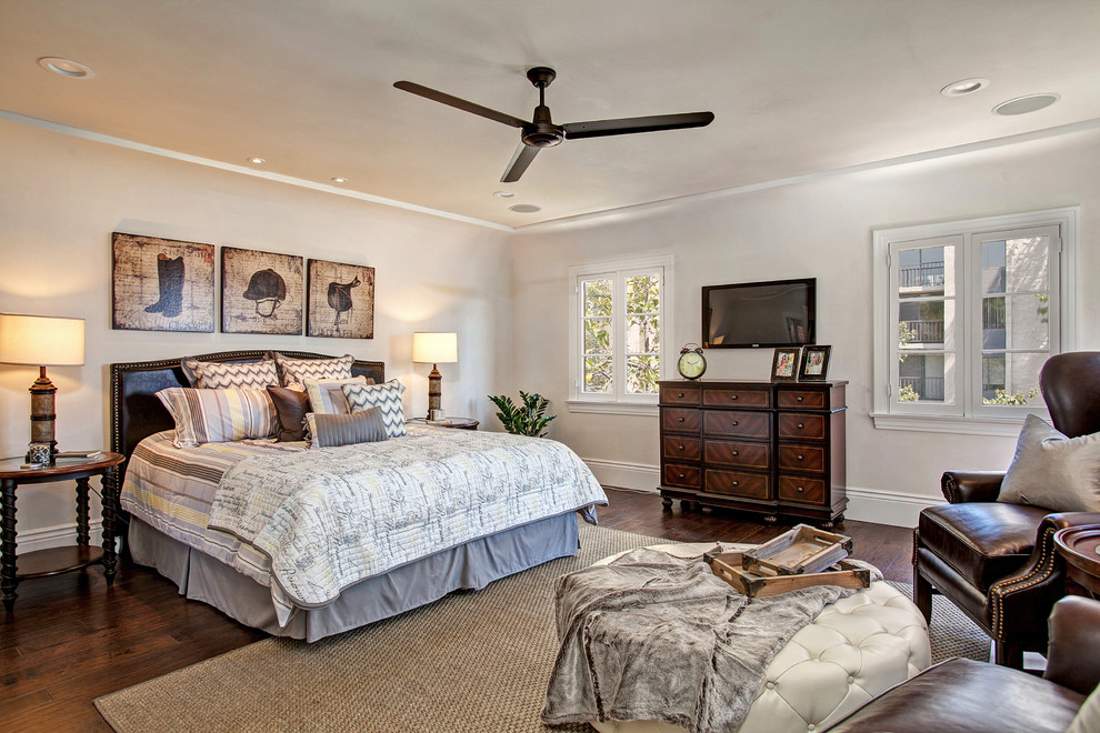 На фото: спальня в классическом стиле с белыми стенами, темным паркетным полом и телевизором без камина с