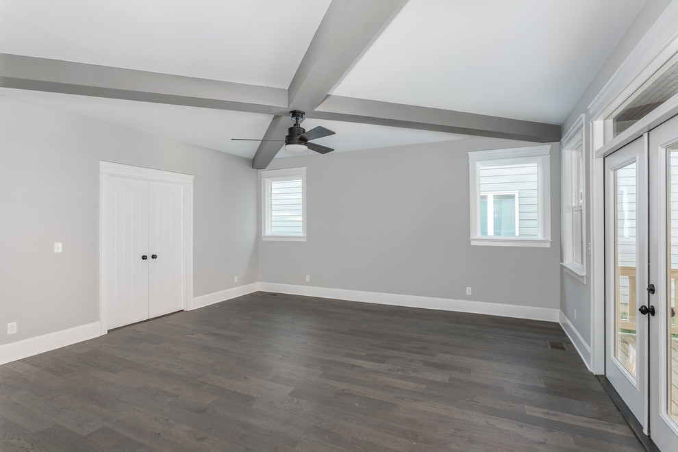 Mittelgroßes Modernes Schlafzimmer ohne Kamin mit grauer Wandfarbe, dunklem Holzboden und grauem Boden in Sonstige
