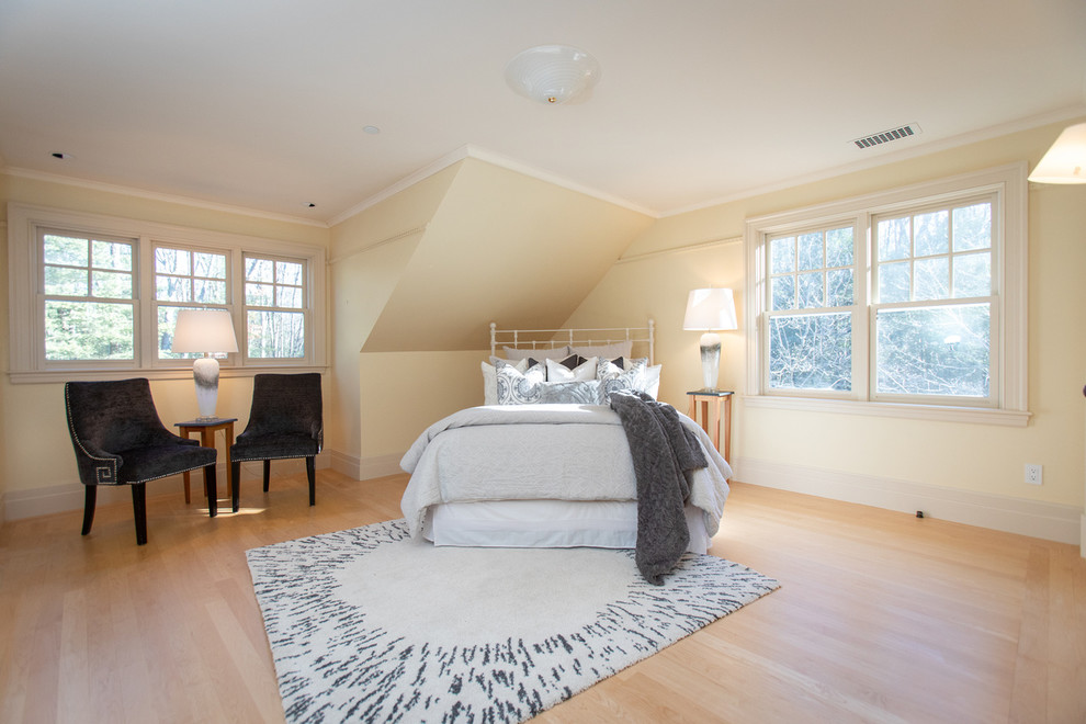 Ejemplo de dormitorio principal tradicional renovado grande con paredes beige y suelo de madera clara