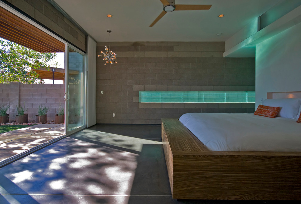 Mittelgroßes Modernes Hauptschlafzimmer mit weißer Wandfarbe und Betonboden in Phoenix