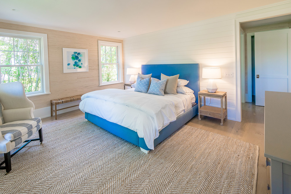 Immagine di una camera matrimoniale costiera con pareti beige, parquet chiaro e pavimento beige