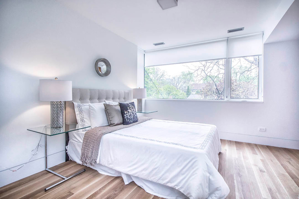 Свежая идея для дизайна: гостевая спальня среднего размера, (комната для гостей) в стиле неоклассика (современная классика) с белыми стенами и светлым паркетным полом без камина - отличное фото интерьера