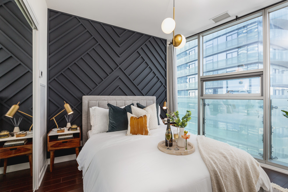 Diseño de habitación de invitados contemporánea sin chimenea con paredes blancas, suelo de madera en tonos medios, suelo marrón y panelado