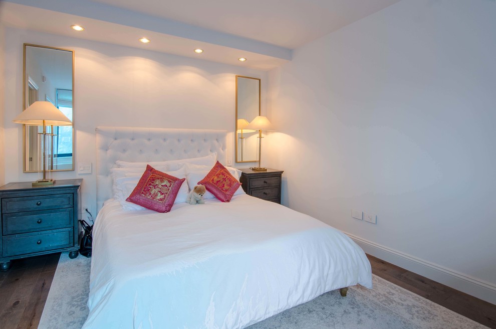 ニューヨークにある中くらいなアジアンスタイルのおしゃれな主寝室 (白い壁、無垢フローリング、茶色い床、暖炉なし) のインテリア