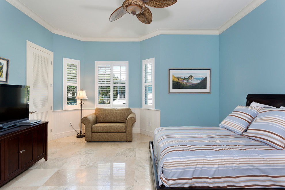 Idéer för gästrum, med blå väggar, marmorgolv och beiget golv