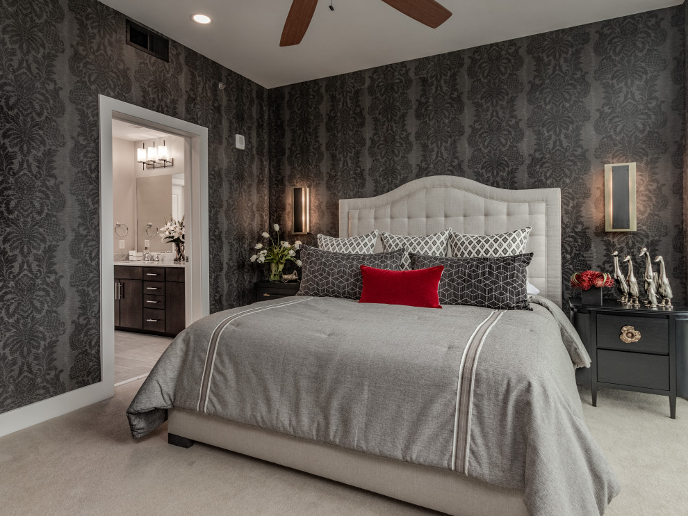 Источник вдохновения для домашнего уюта: хозяйская спальня среднего размера в стиле неоклассика (современная классика) с серыми стенами, ковровым покрытием, серым полом и обоями на стенах