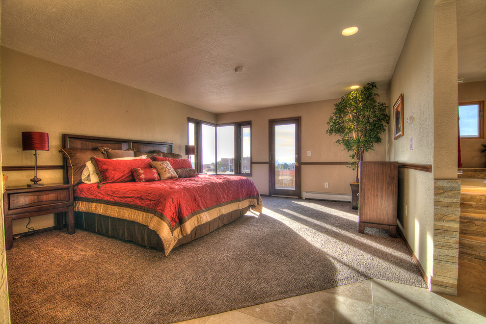 Großes Mediterranes Hauptschlafzimmer ohne Kamin mit beiger Wandfarbe und Teppichboden in Albuquerque