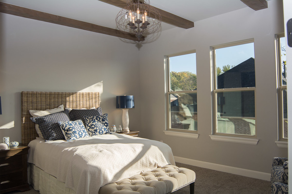 На фото: большая гостевая спальня (комната для гостей) в стиле рустика с серыми стенами и ковровым покрытием